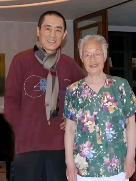 真是让人意外，原以为张艺谋是西安乡下的农民子弟，没想到一查才发现，人家全家都是妥