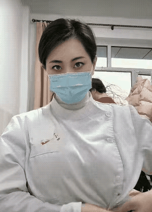 只有戴上口罩才能发挥这双眼睛的强大功能。
不仅能看，还能无声地表达和传递。
一旦