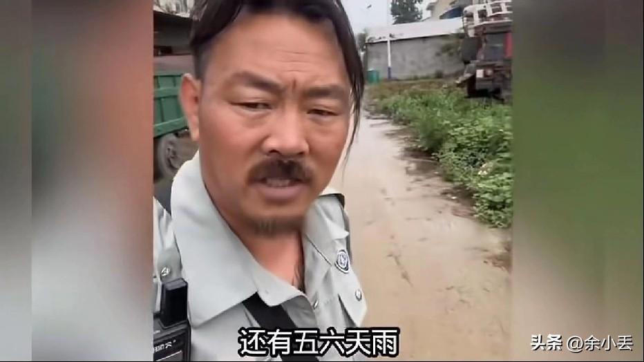 襄阳割麦师傅被困，拿钱难走人太无奈
 
最近在湖北襄阳，一位外地割麦师傅遇到了糟