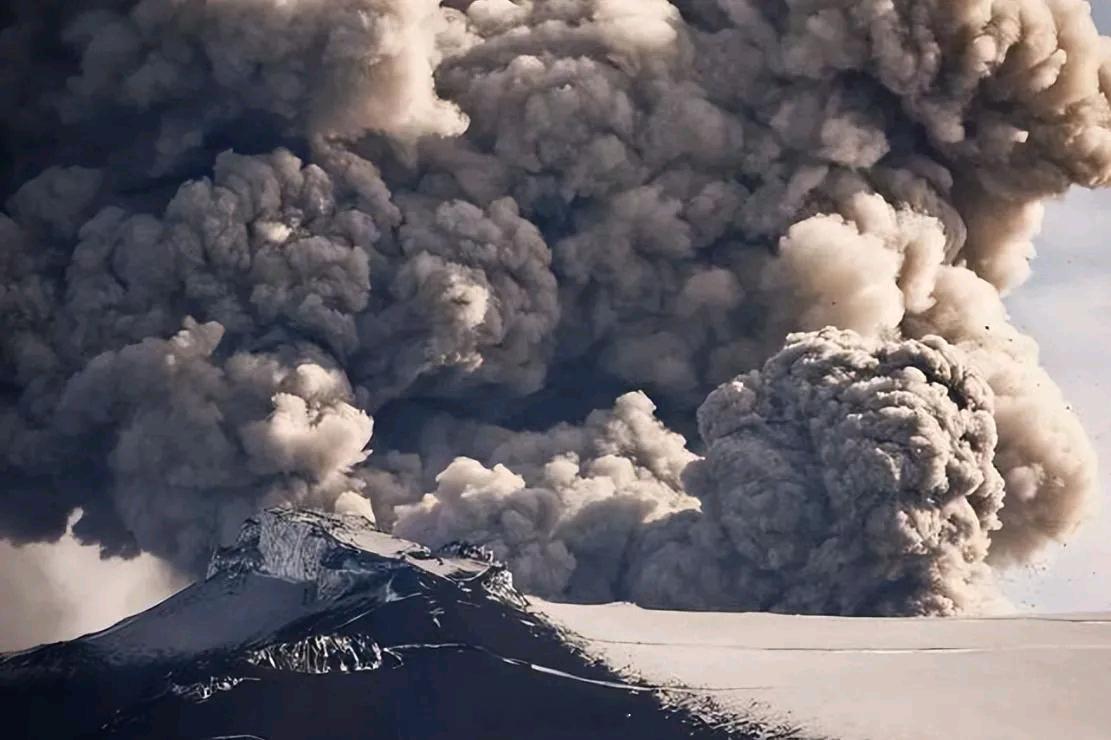 👍老天又发怒了！！！日本樱岛火山喷发下起火山灰雨6月7日，日本樱岛火山又“发脾