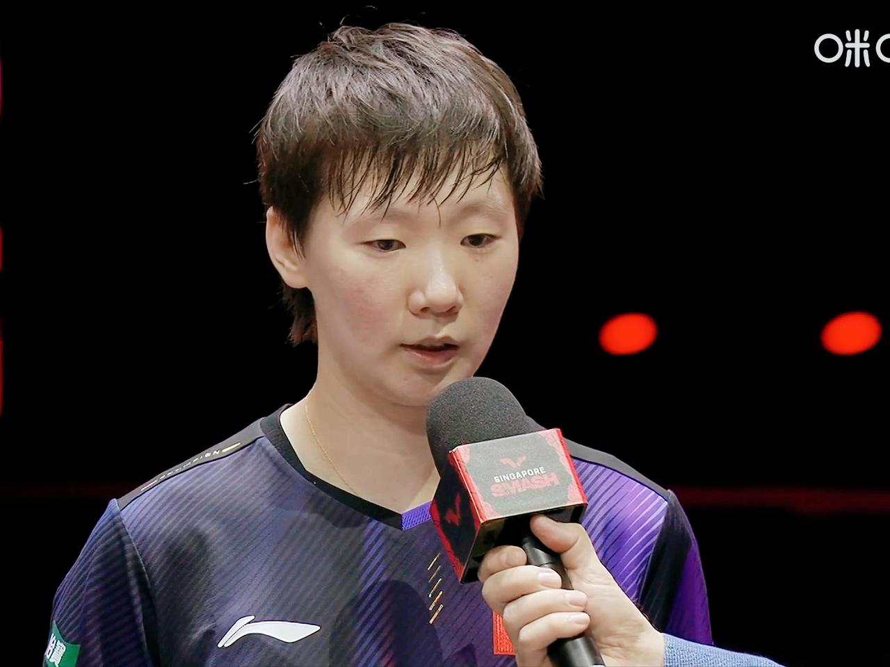 王曼昱4:2拿下张本美和后的采访，高情商的说清楚当时的心情。

主持人问：
恭喜