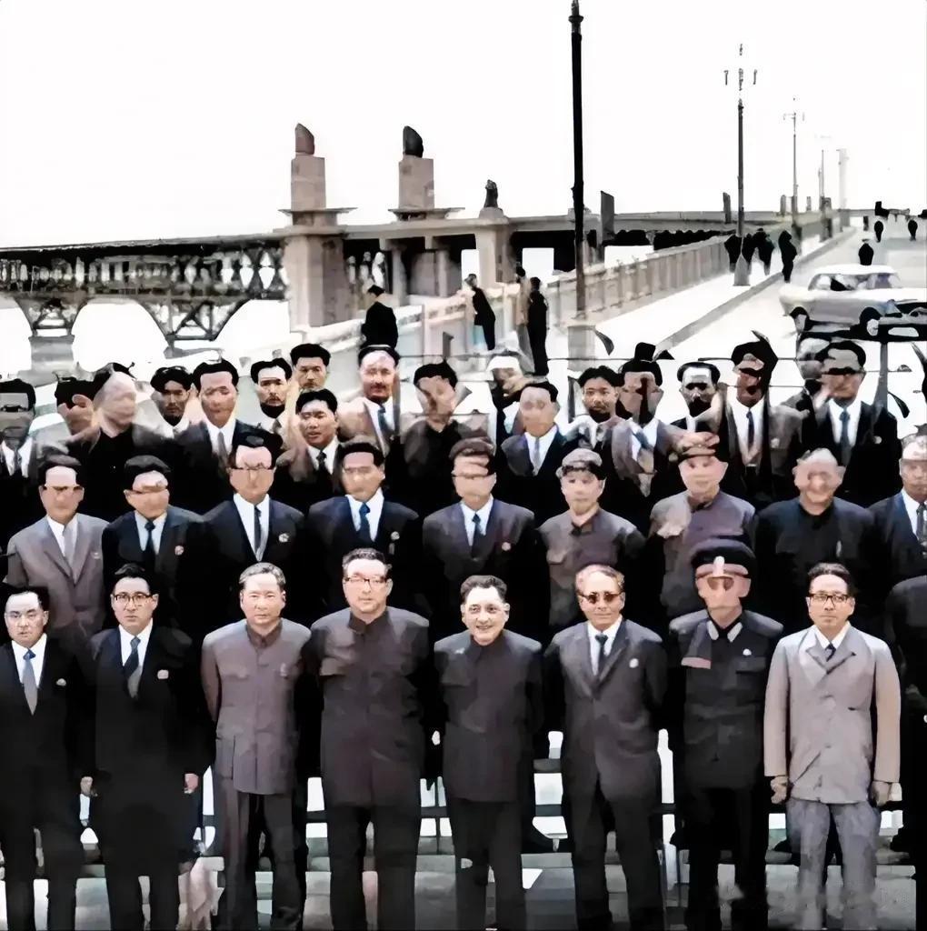 难得一见的照片：1978年“总设计师”与大元帅在南京长江大桥的合影。当时邓小平同