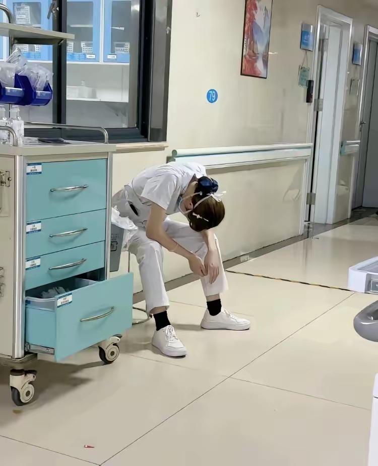 要问医院里面谁最辛苦，那应该是护士了。
对于这一点，其实每个医院都一样，工作最杂