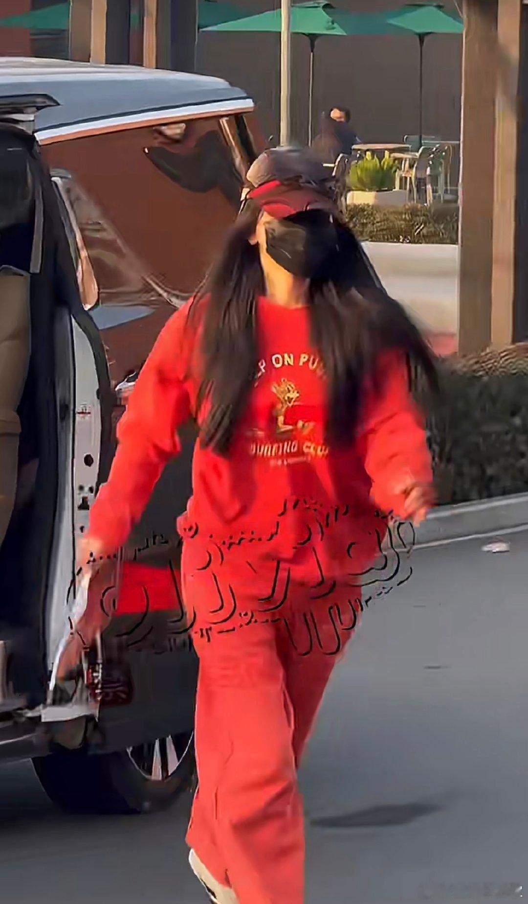 虞书欣横店时装周第一天 《云初令》开机的红色穿搭，直接开启横店时装周的亮眼时刻～