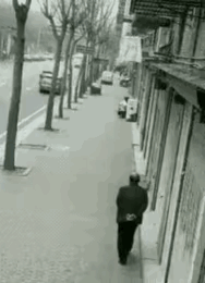 这一老一小肯定是有缘人。

一位大爷在街上慢步，走着走着，听到楼上有小孩子的哭声