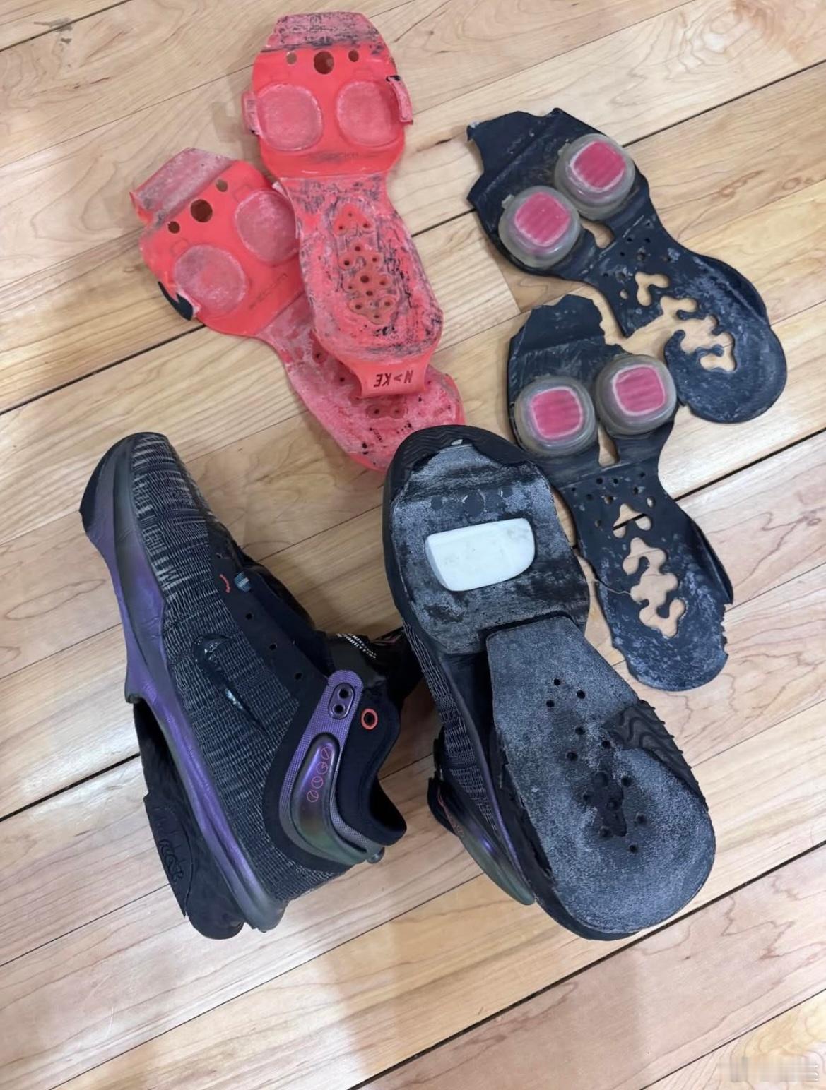 朋友的，其實也不是什麼多老的鞋，Nike的品質真的是⋯⋯ 