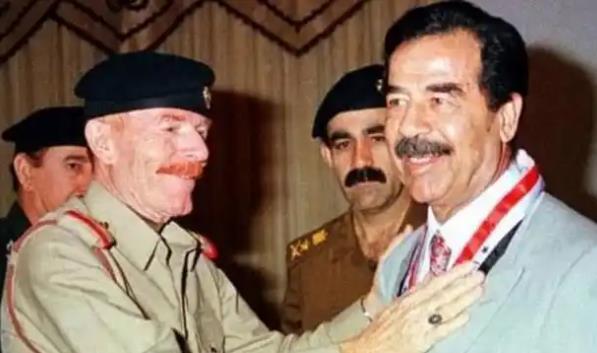 2000年伊拉克首都正在进行一场阅兵，200万大兵精神饱满地从萨达姆面前走过，他