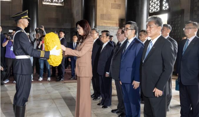 估计很多人都不明白：郑丽文本来先落地的上海，下了飞机就去了南京，然后又从南京返回