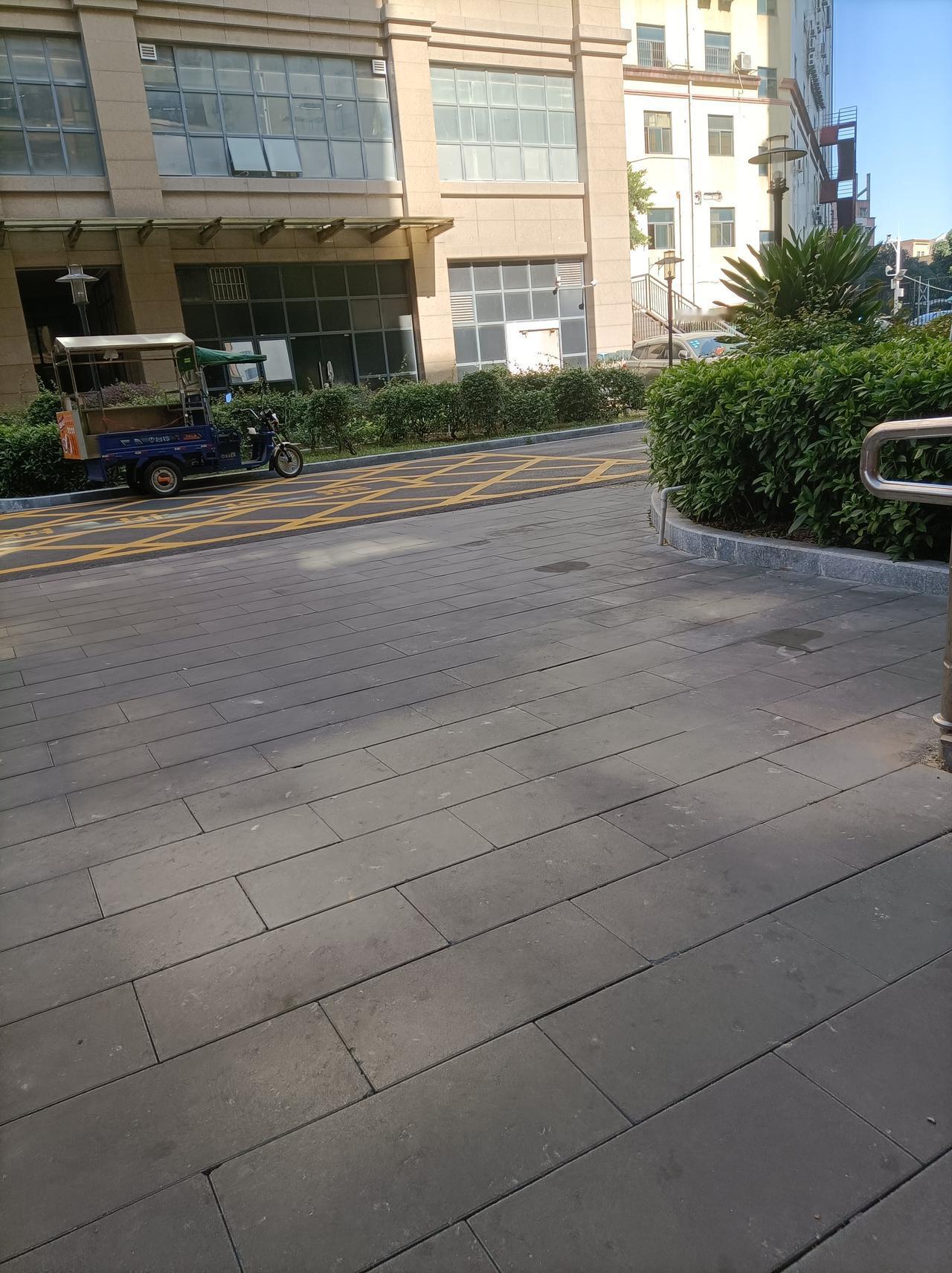 路上看到的冬日街景冬日街景，冷清的小区广场，超市里穿着厚衣服的购物居民！