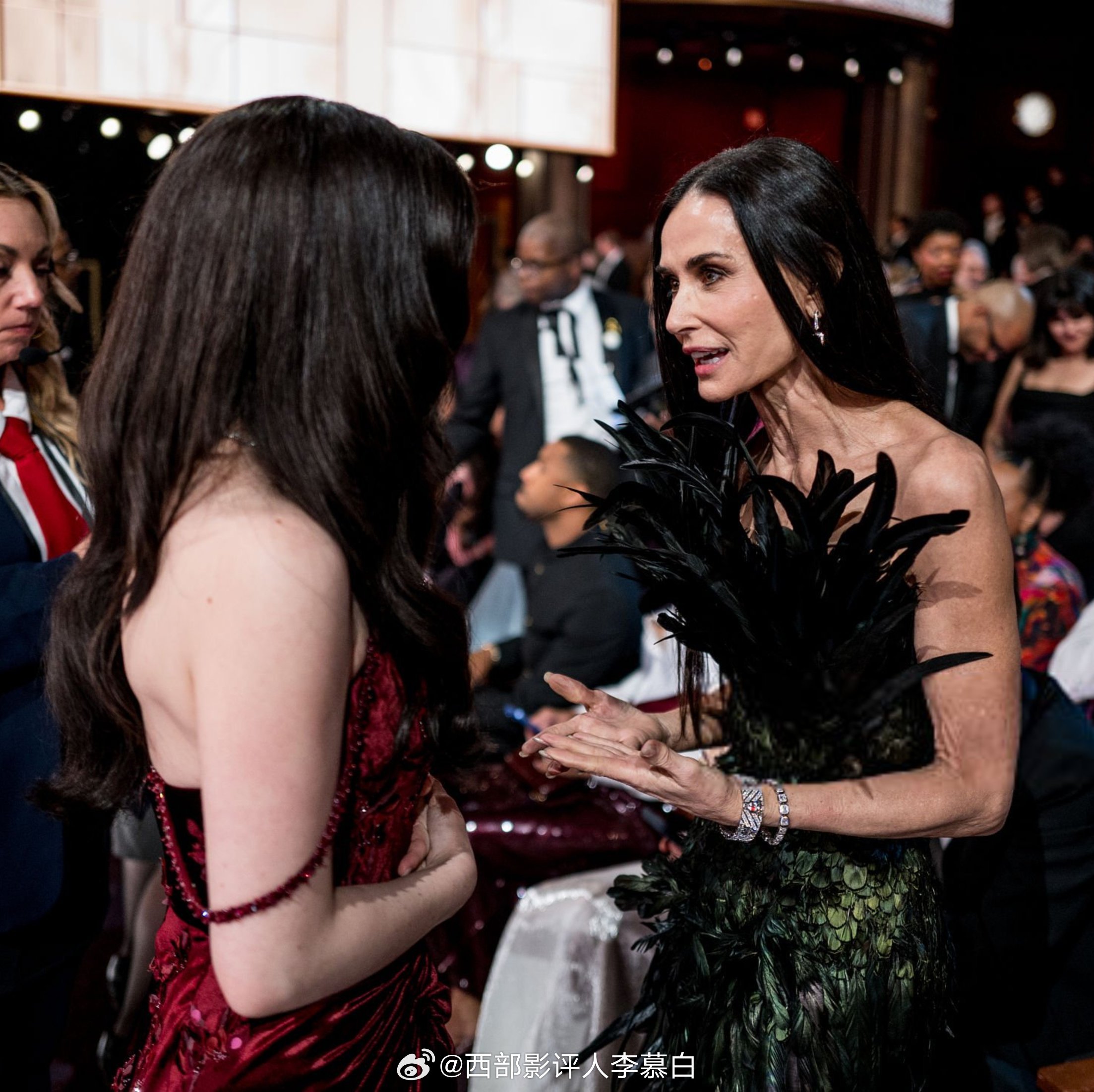 今年奥斯卡现场的米奇·麦迪森与黛米·摩尔👩🏼🤝👩🏻 