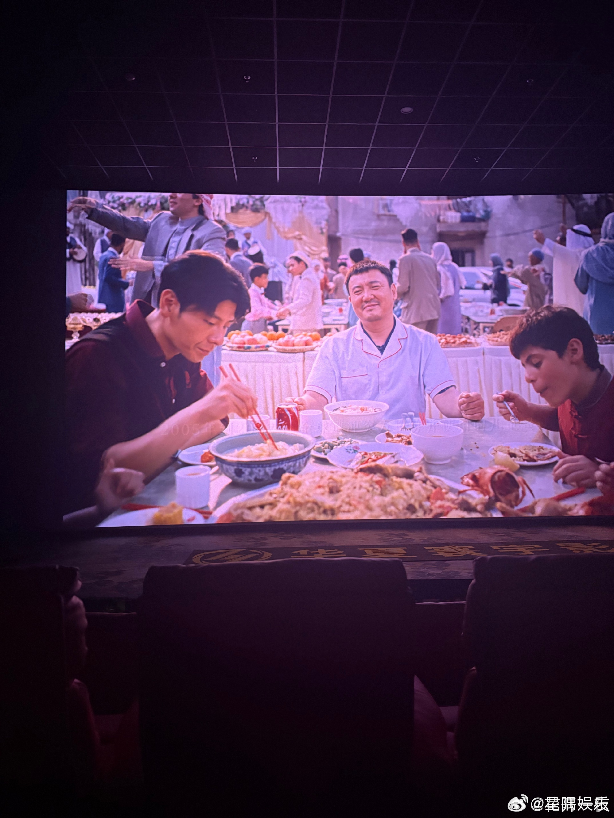 徐福烩饭一句好好吃饭贯穿全片，和平的时候是日常叮嘱，战火纷飞之中，这句话就变成一
