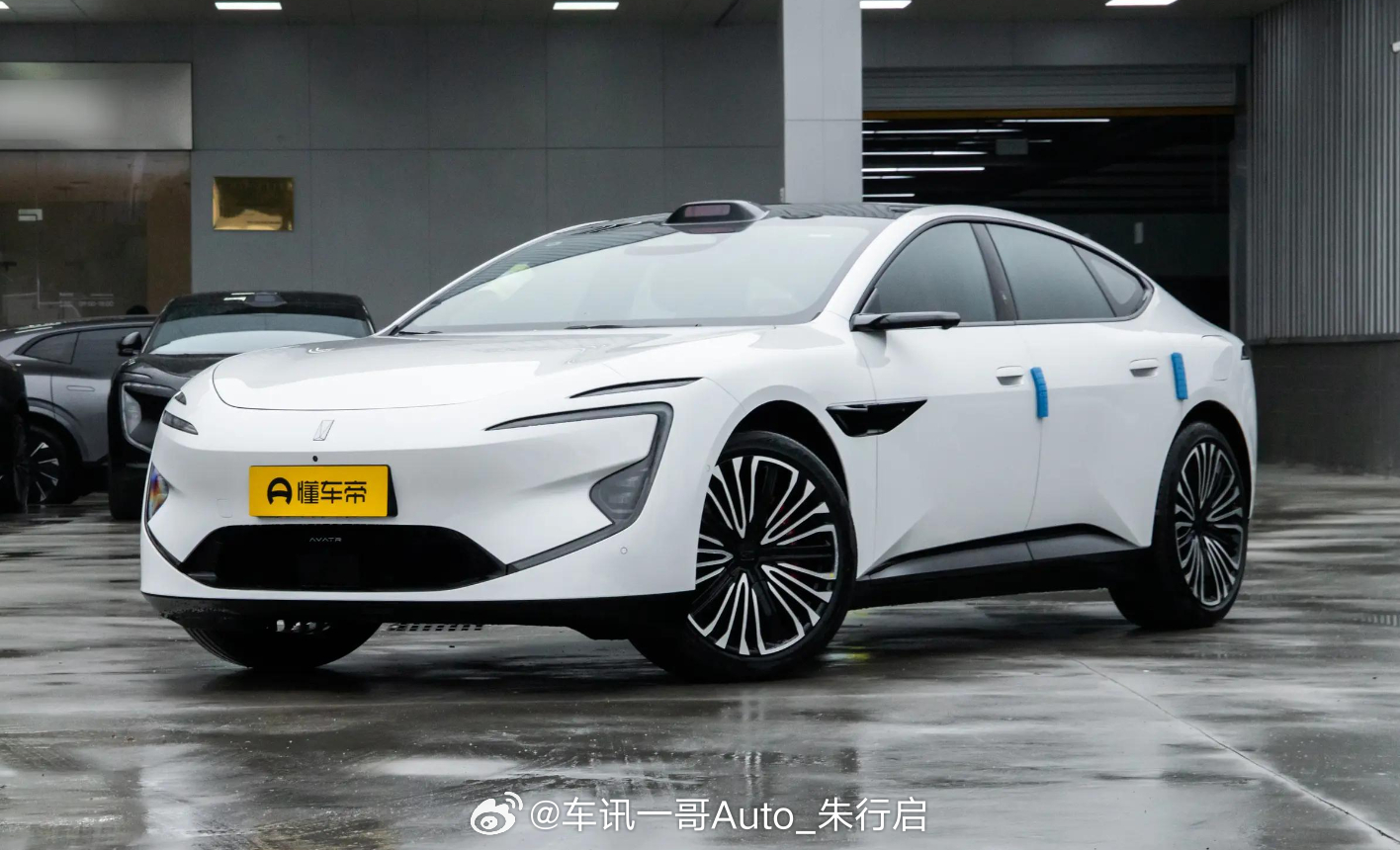 新款阿维塔12开启预售，新车搭载华为896线激光雷达和太行智控2.0技术，并对门