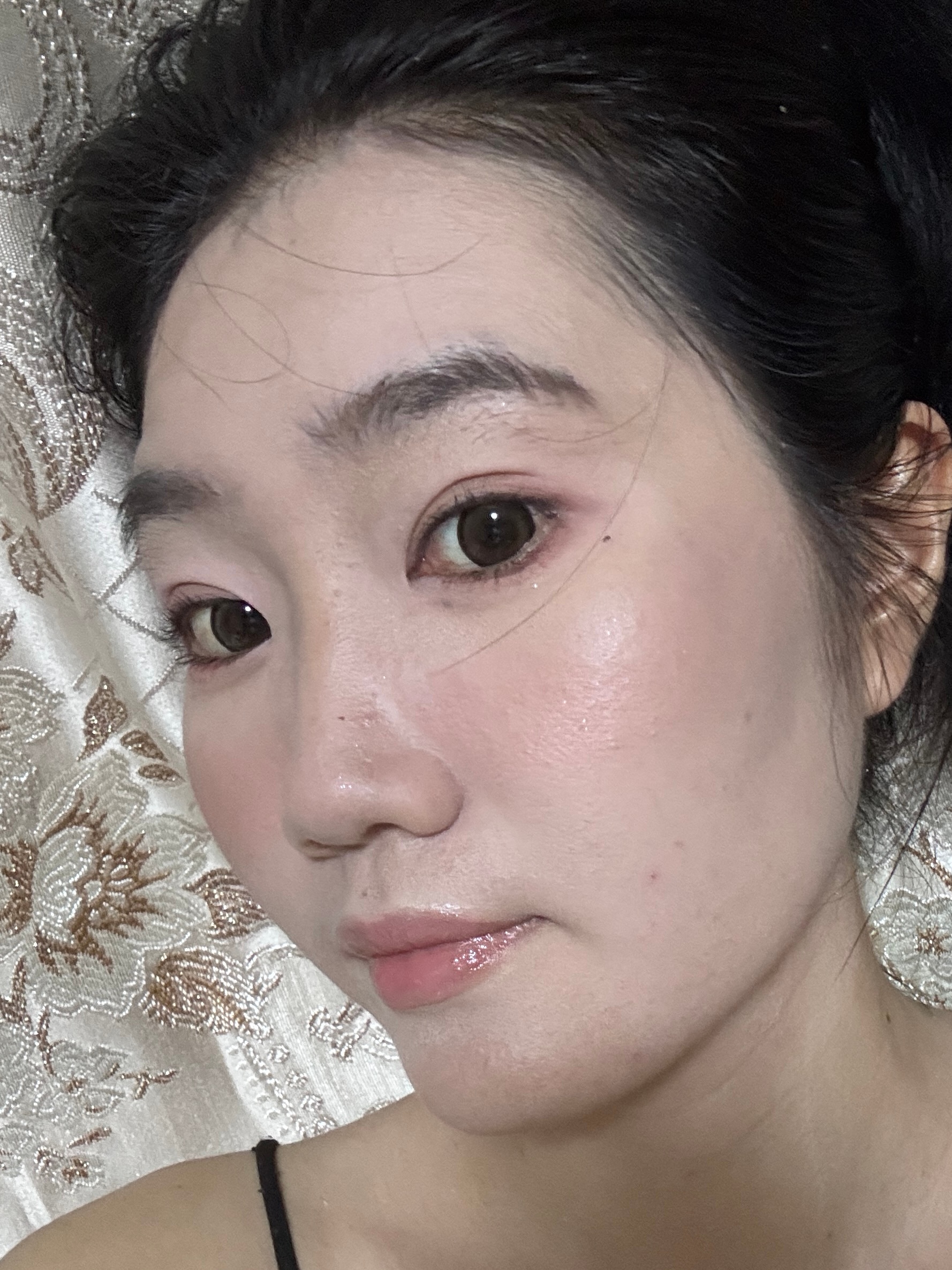 花知晓白天鹅粉粉橘橘的either气垫在我脸上是比较白的 