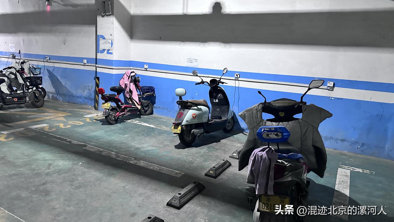 现在很多小区地下停车场都有充电桩，方便业主的私家新能源车或者电动车充电。但是很多