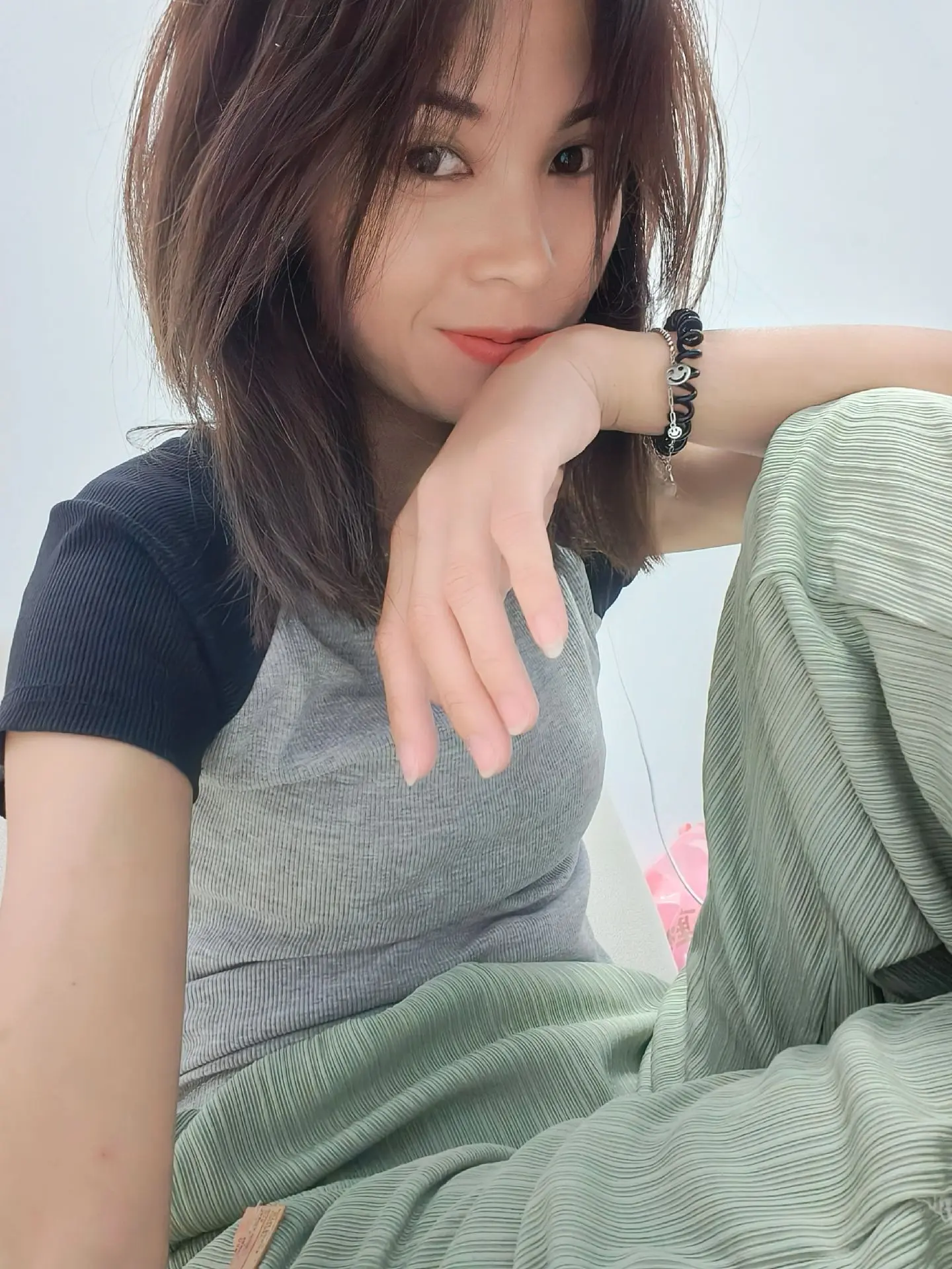 忙碌的生活里  好像只剩下两件事：睡醒后上班  下班后睡觉！