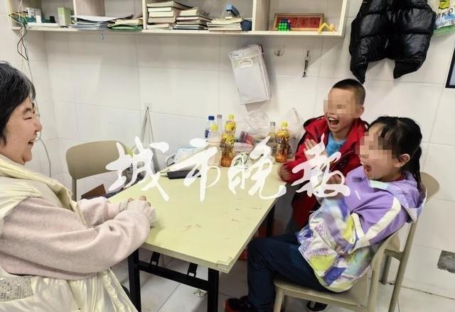 分享网易新闻《妈妈去世，爸爸去日本后失联，姐弟俩被遗留在托管班两年，最新消息：相