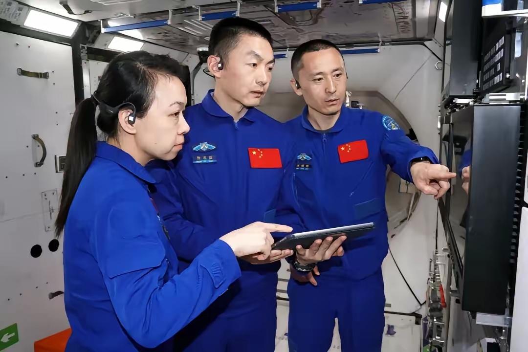 黎家盈太空轻轻一拨笔
我突然看懂了真正的大国底气
 
神舟二十三号在轨直播里，有
