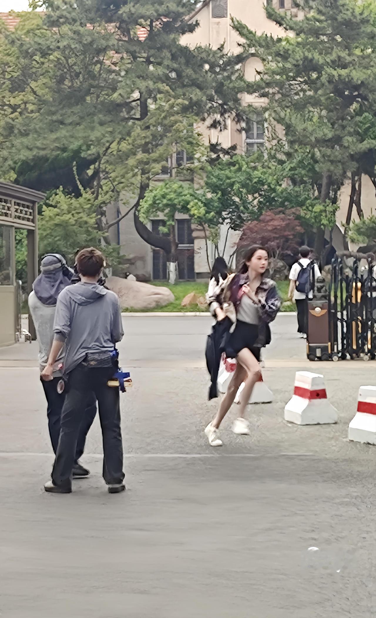 关晓彤青岛拍戏生图出圈，又瘦又美状态拉满
 
关晓彤正在青岛拍摄奇幻悬疑爱情剧《