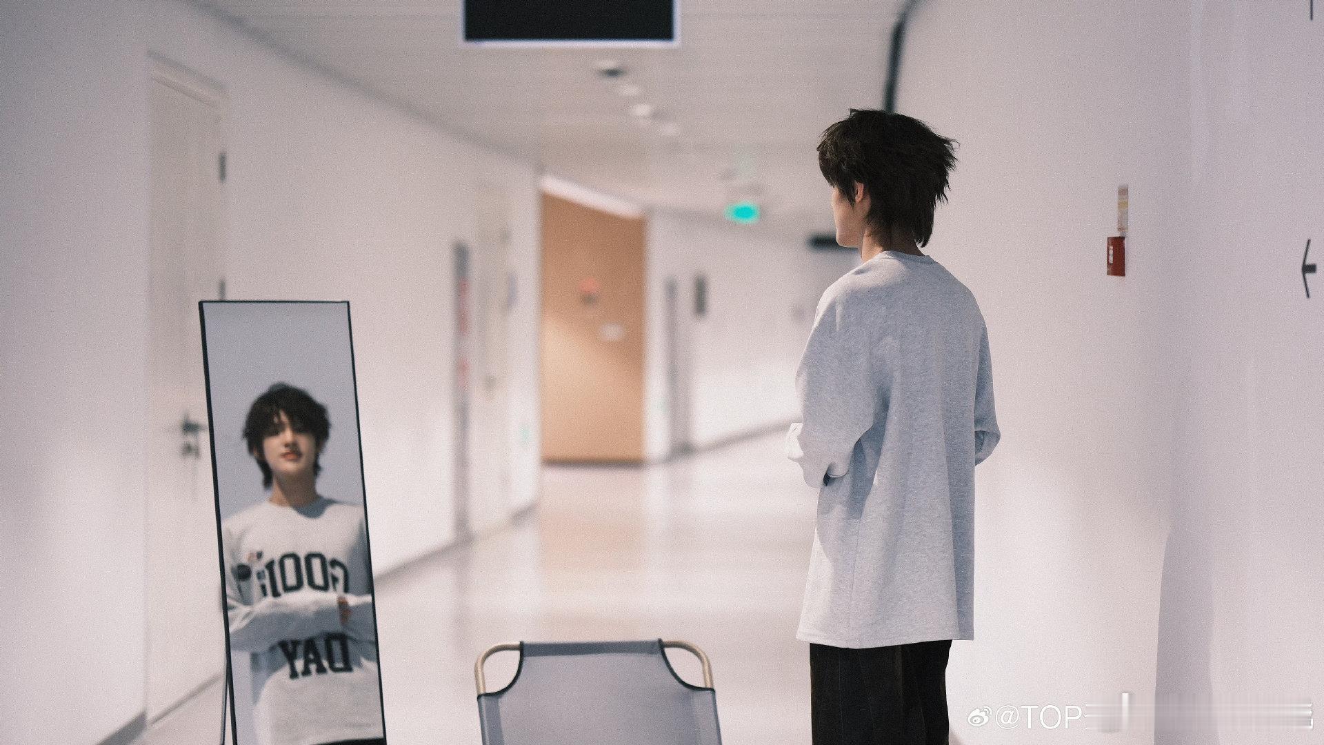 张泽禹新音后台 后台捕捉到超可爱的张泽禹！乖乖模样已经让人疯狂心动，更期待他今晚