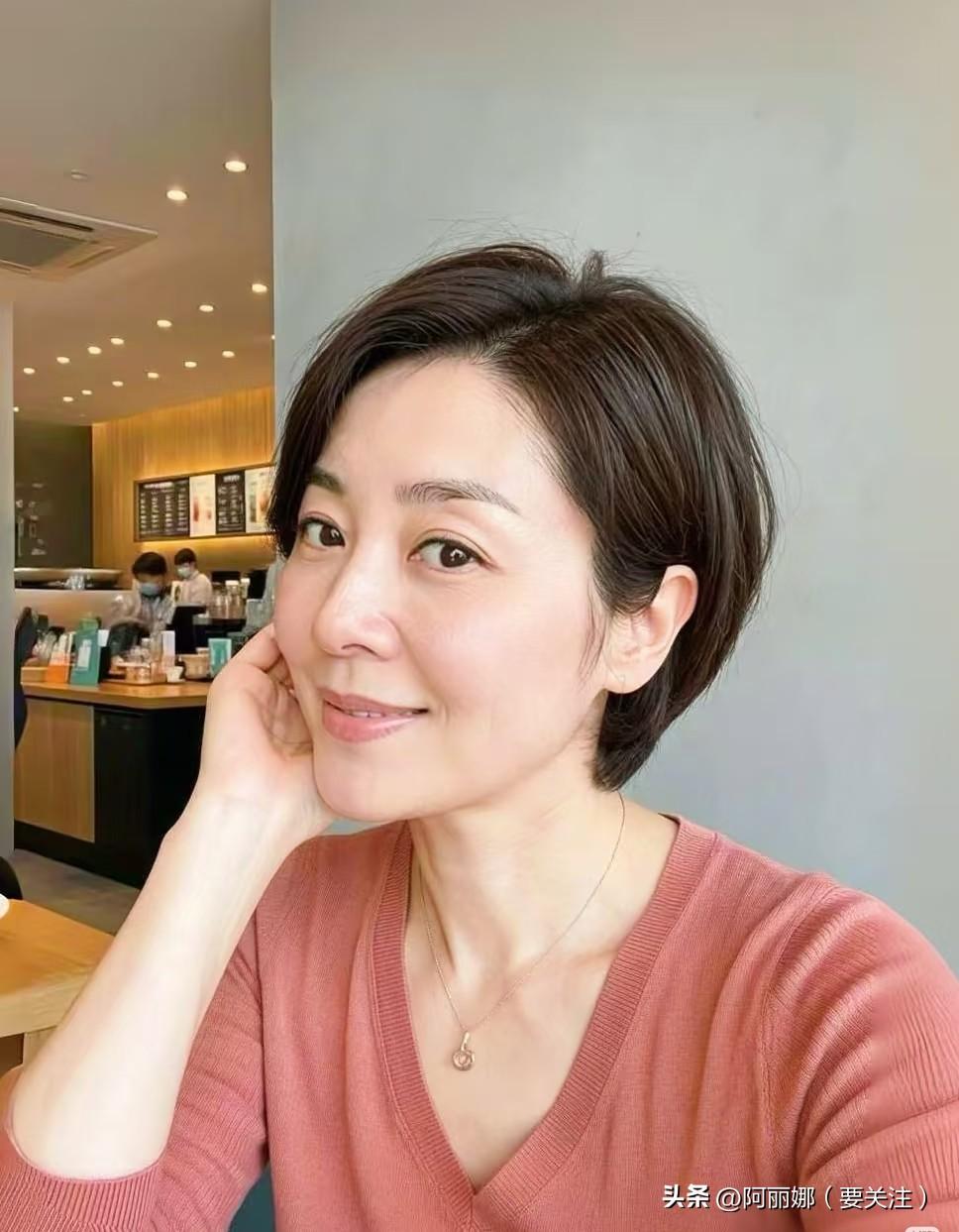 刚做完面部护理，来看看效果。
再稍微开点美颜，你们瞅瞅皮肤看着是不是水水润润的。