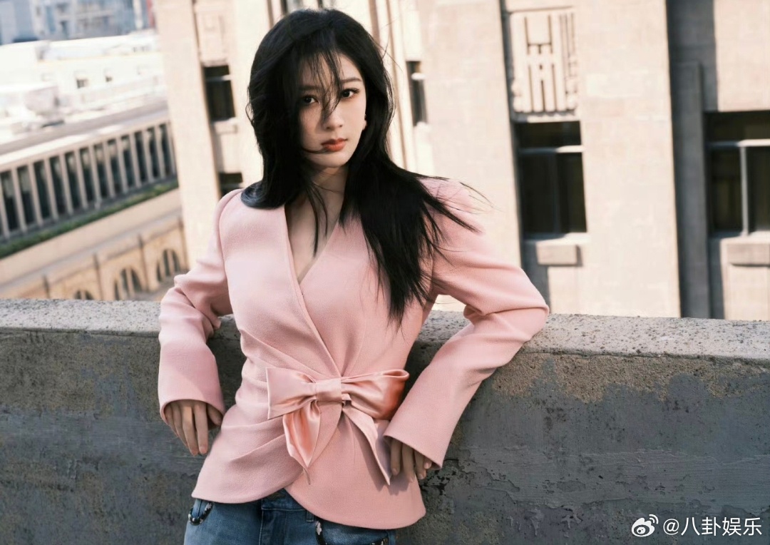 杨紫在罗马一眼认出粉丝异国街头的双向奔赴太戳心！杨紫瞥见粉丝后秒露甜笑，主动挥手