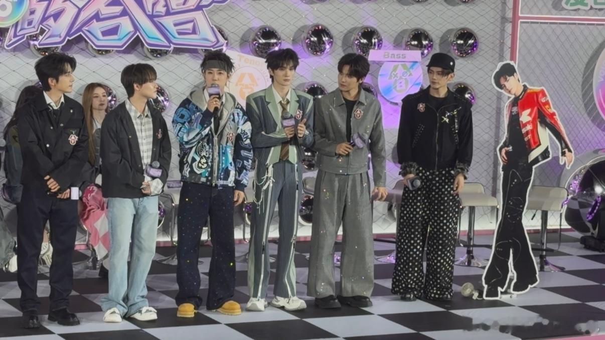 鹭卓钟辰乐看两遍就跳齐了 全场所有人包括主持人和赵兆都没想到鹭卓和乐乐能跳的这么