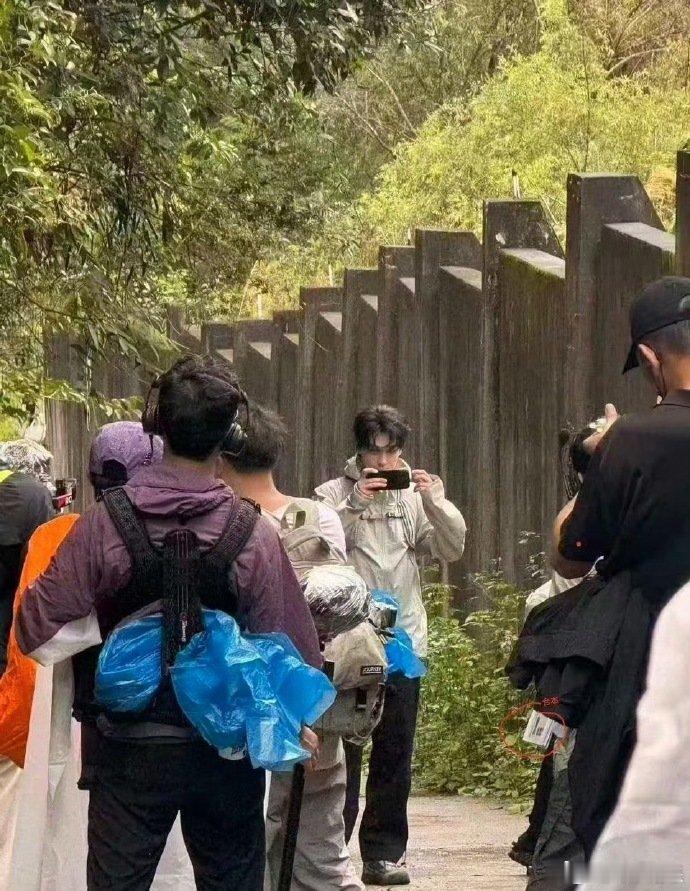 田栩宁爬山路透偶遇田栩宁爬山 田栩宁爬山路透，还有工作人员，是在拍广告吗 
