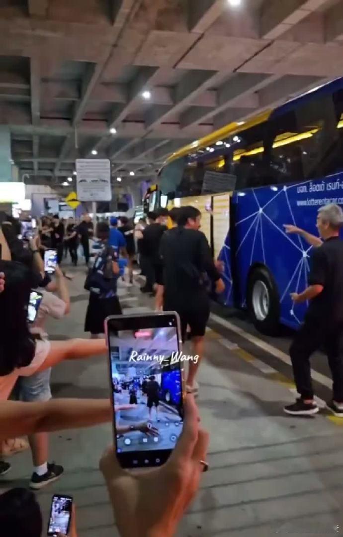 王嘉尔落地泰兰德实拍 王嘉尔这波泰兰德行直接引爆机场！粉丝从早等到晚就为看一眼，