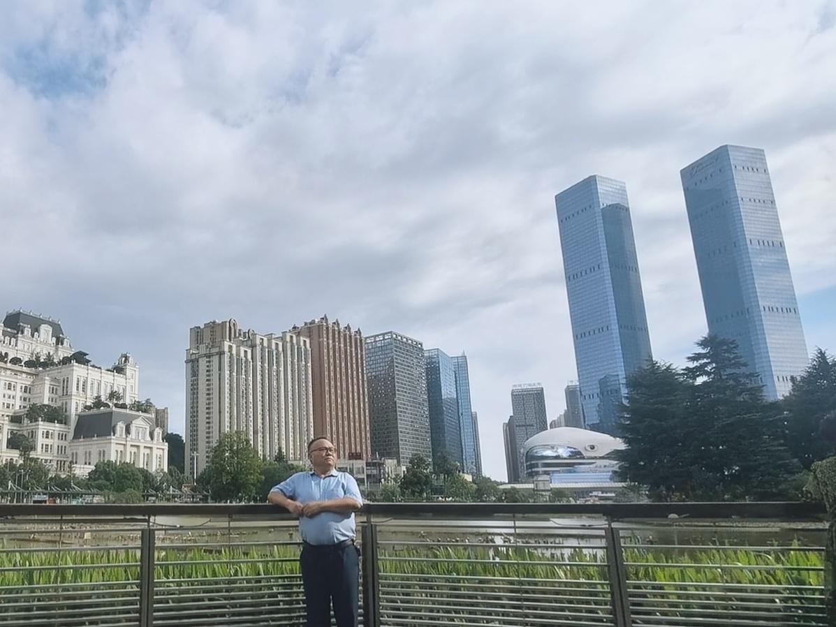 我是一艘离家的船，虽然沿途风景如画，但我远离了亲人和家乡，心里是无比的惆怅……。