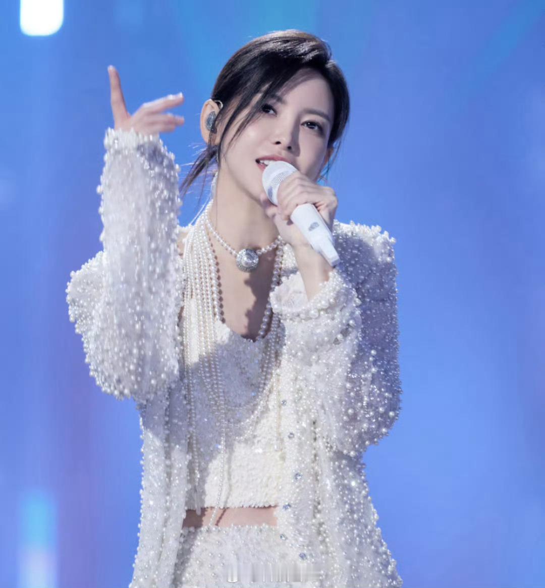 于文文演唱会晕倒太难了，身体健康就好！ 