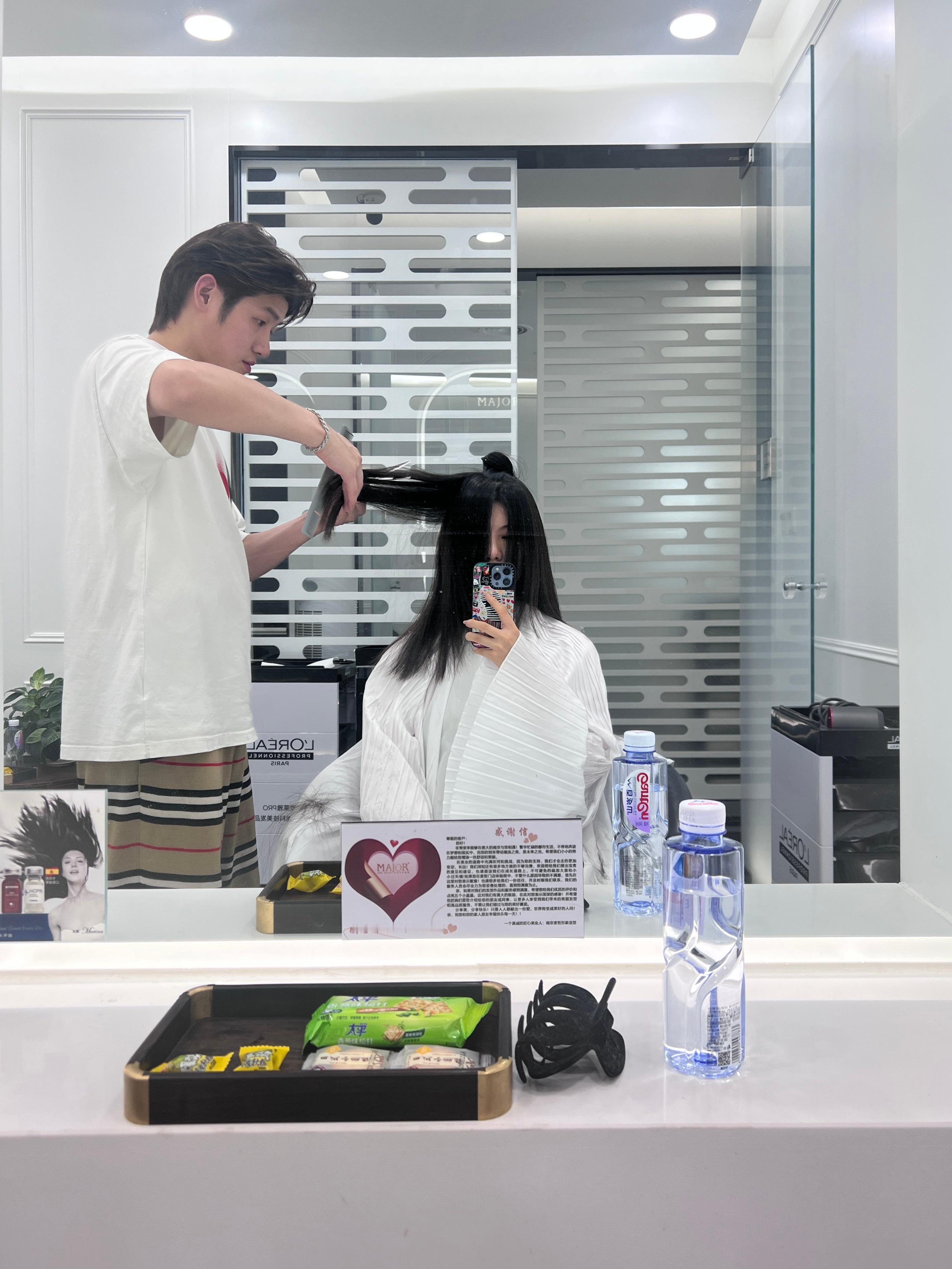 终于剪头发了！！💇🏻‍♀️也就打薄了五六七八层吧[跪了] ​​​
