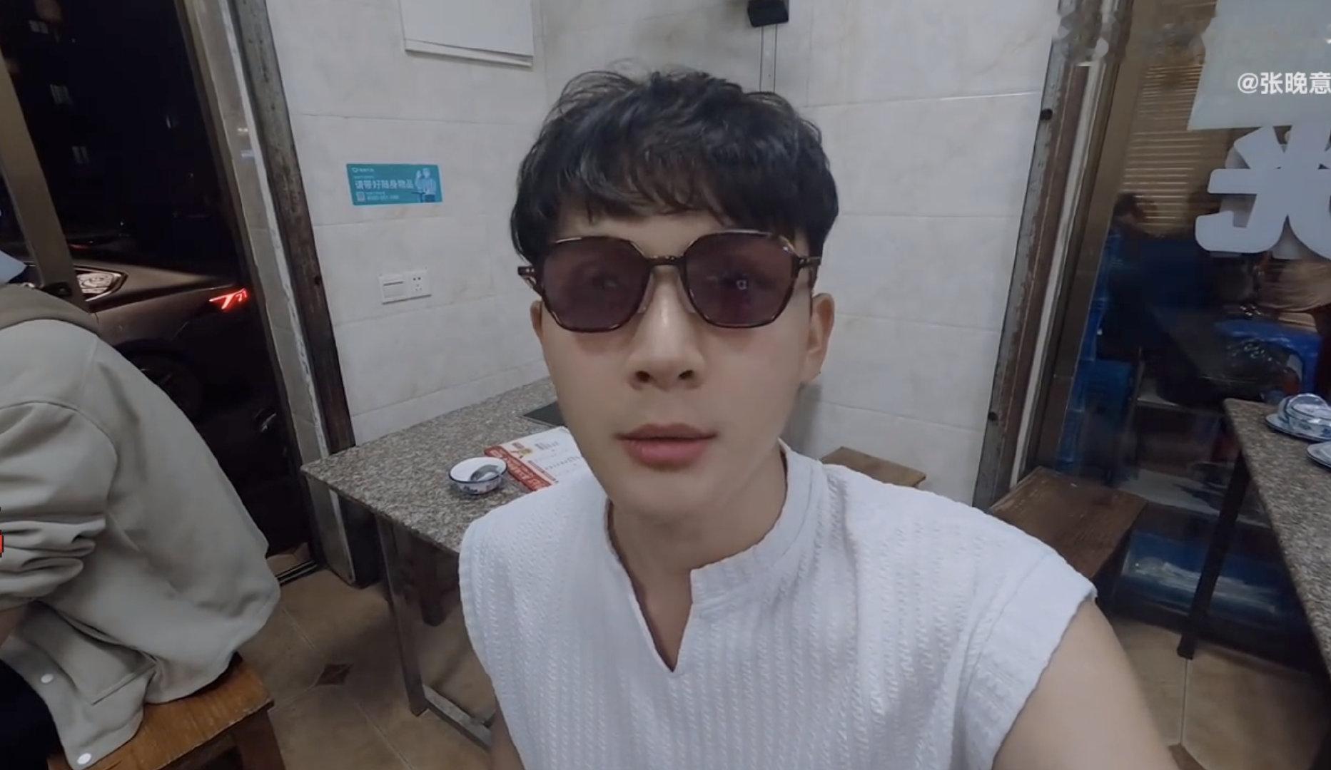 张晚意7分钟的vlog堪比单口相声 全程笑点不断！张晚意单手自拍干饭，花式调侃美