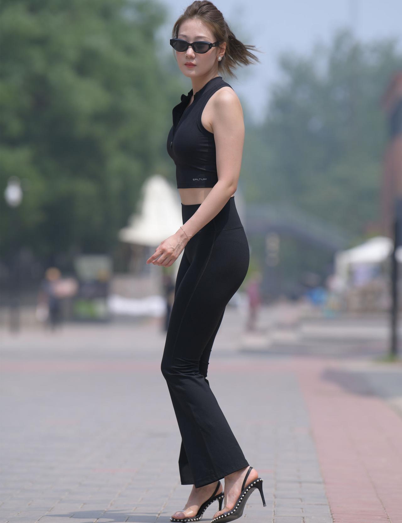 运动风的性感，从来都不是露得多，而是这种 “我知道自己好看” 的底气。💃