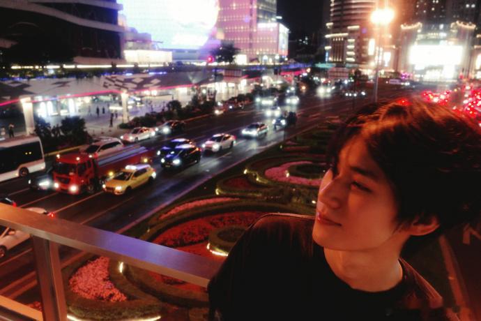 张真源上海夜景plog张真源跳撕名牌很拿手生活化随拍没有刻意凹造型，靠着魔都夜景