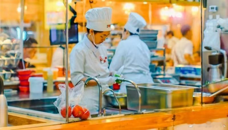 西贝事件应成共识契机 人民日报再评西贝事件，这梯子都送脚下了，双方可能要出面世纪