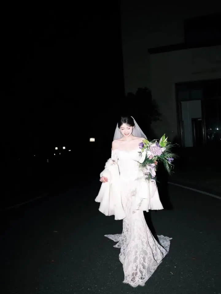 洁白的婚纱 手捧着鲜花