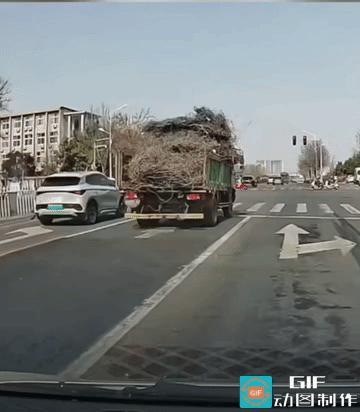 路口当好老二，没错。
视频车绝对是老司机，后边如何鸣笛，在路口和斑马线前，都不超