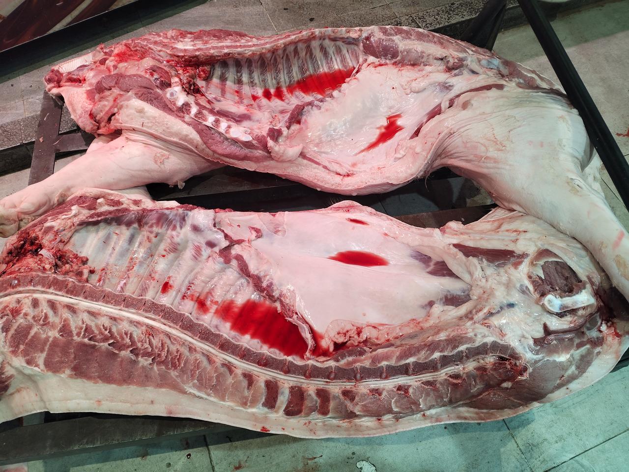 想给闫学晶老师捐点猪肉

听说闫学晶老师的儿子年收入才几十万，在北京生活遇到困难