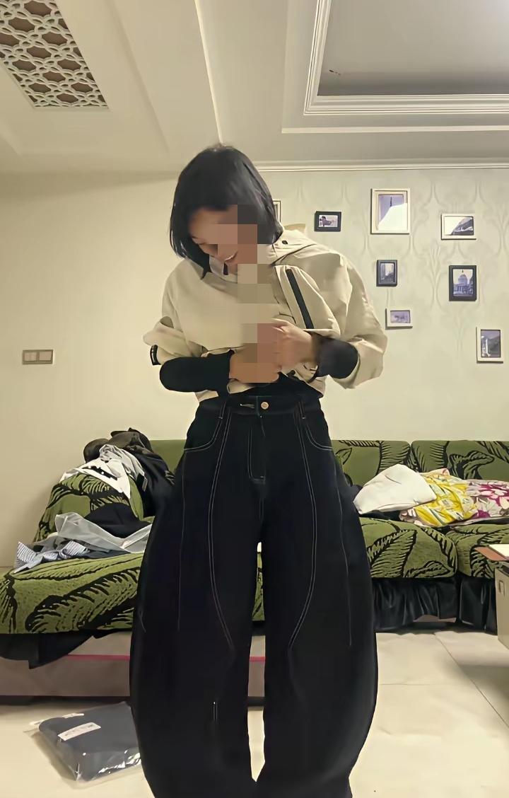 弯刀裤爆火了，你觉得好看吗？时尚界可真能标新立异，哪位大神突发灵感，才设计了弯刀