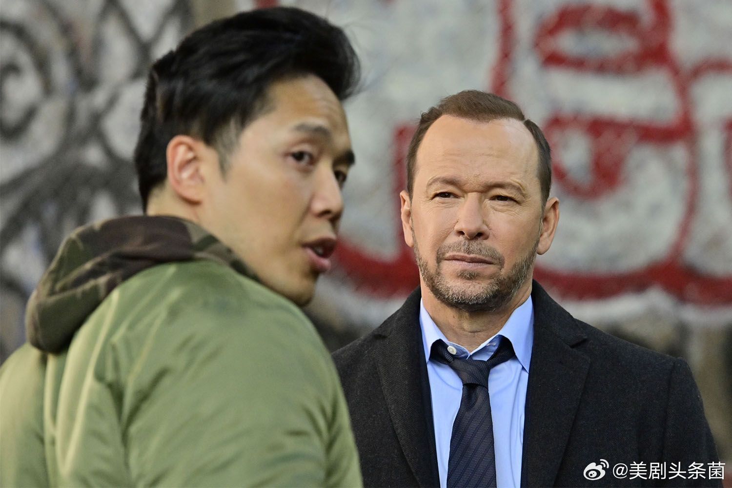 喜剧演员/《警察世家》男星 亚历克斯·杜 去世，享年42岁。死因是肺泡型横纹肌肉