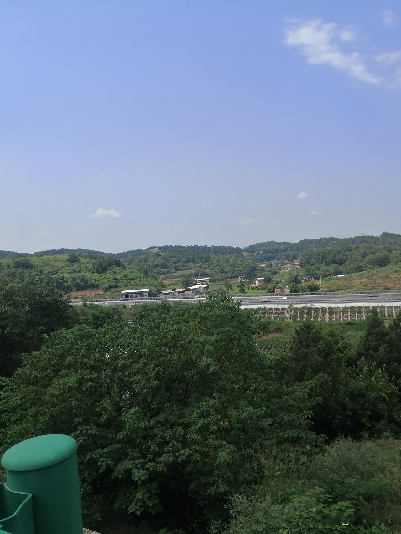 盆地中的盆地
成都市竹篙镇，金堂大道上面看见了盆地中的盆地，不知道这是哪个地方，