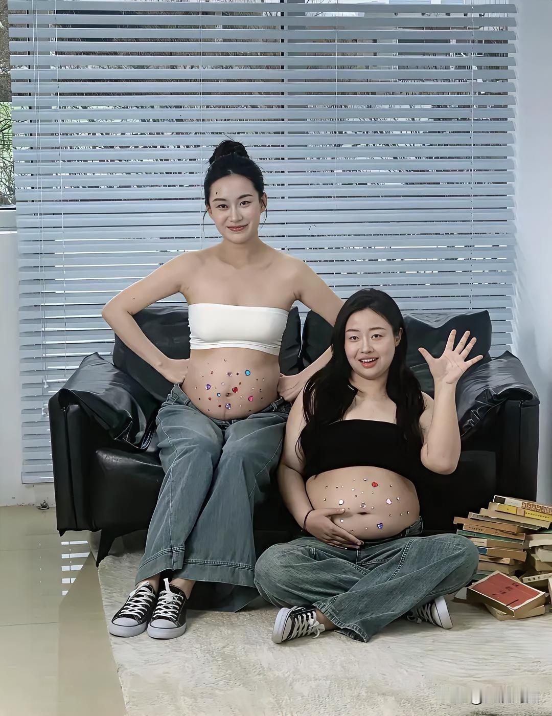 两个年轻女生孕妇摆拍，肚子贴满爱心贴纸。少女风孕照 露肚孕照 孕妈妈自拍 鲜花孕