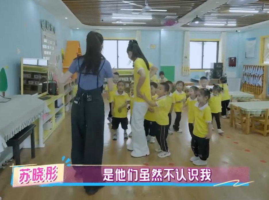 苏晓彤谈第一次去妈妈的幼儿园苏晓彤和妈妈的关系太好哭了！之前因芥蒂没去幼儿园，现