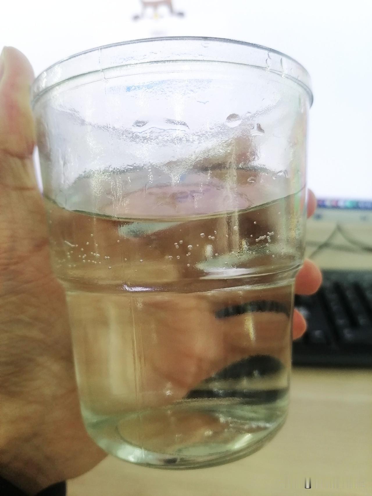 人每天要多喝水啊，
还是尽量少喝奶茶咖啡
我每天都要喝20杯水

这样对身体才好