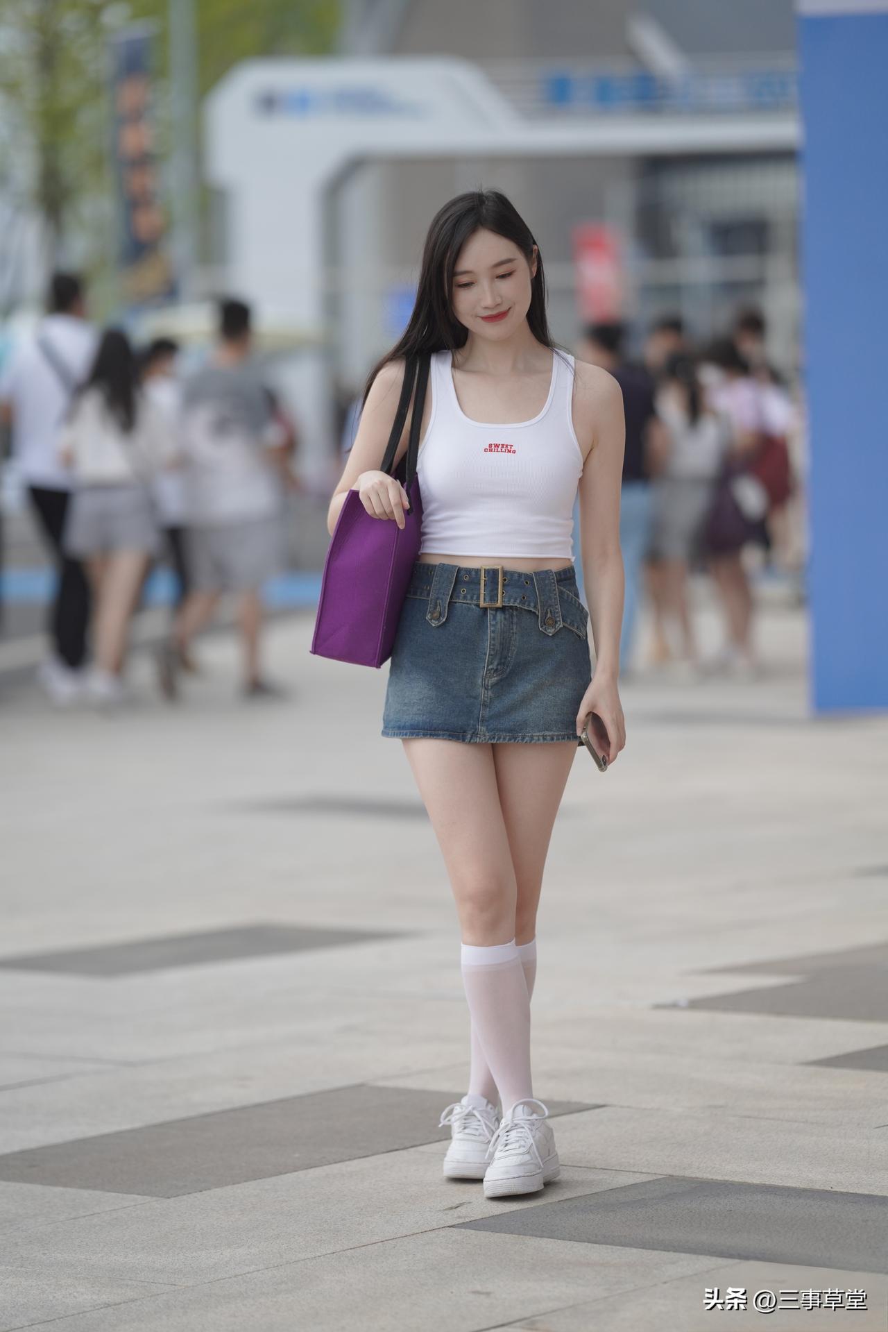 时尚界最佳反差穿搭：牛仔裙裙装配上白色长筒袜，简直是行走的幽默！微胖果然才是最美