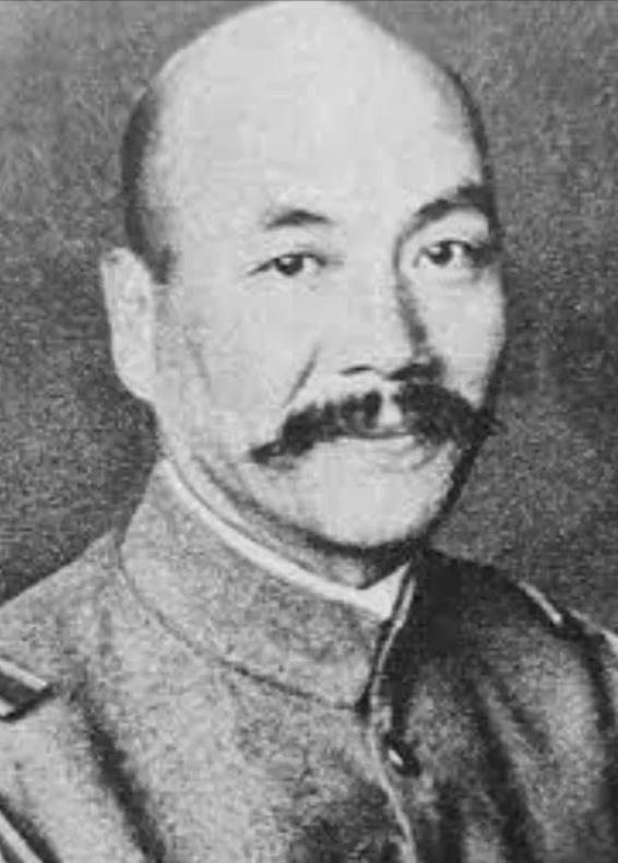 1942年，中国炮兵正在擦拭炮弹，见炮弹受潮，一个炮兵提议：“让我打一炮吧！”这