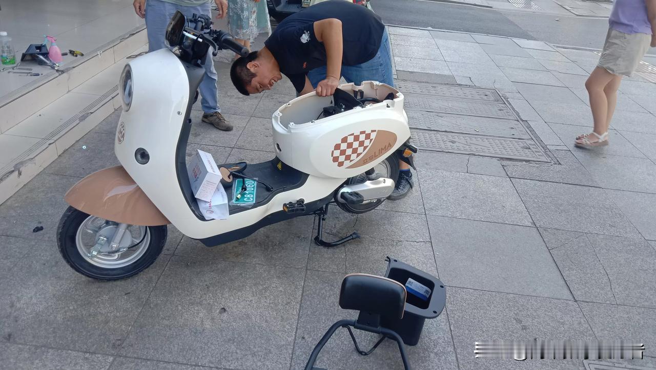 【中秋假期结束后第一个工作日，邓老师前往荆州古城屈原路给电动车上牌】
​
​1.