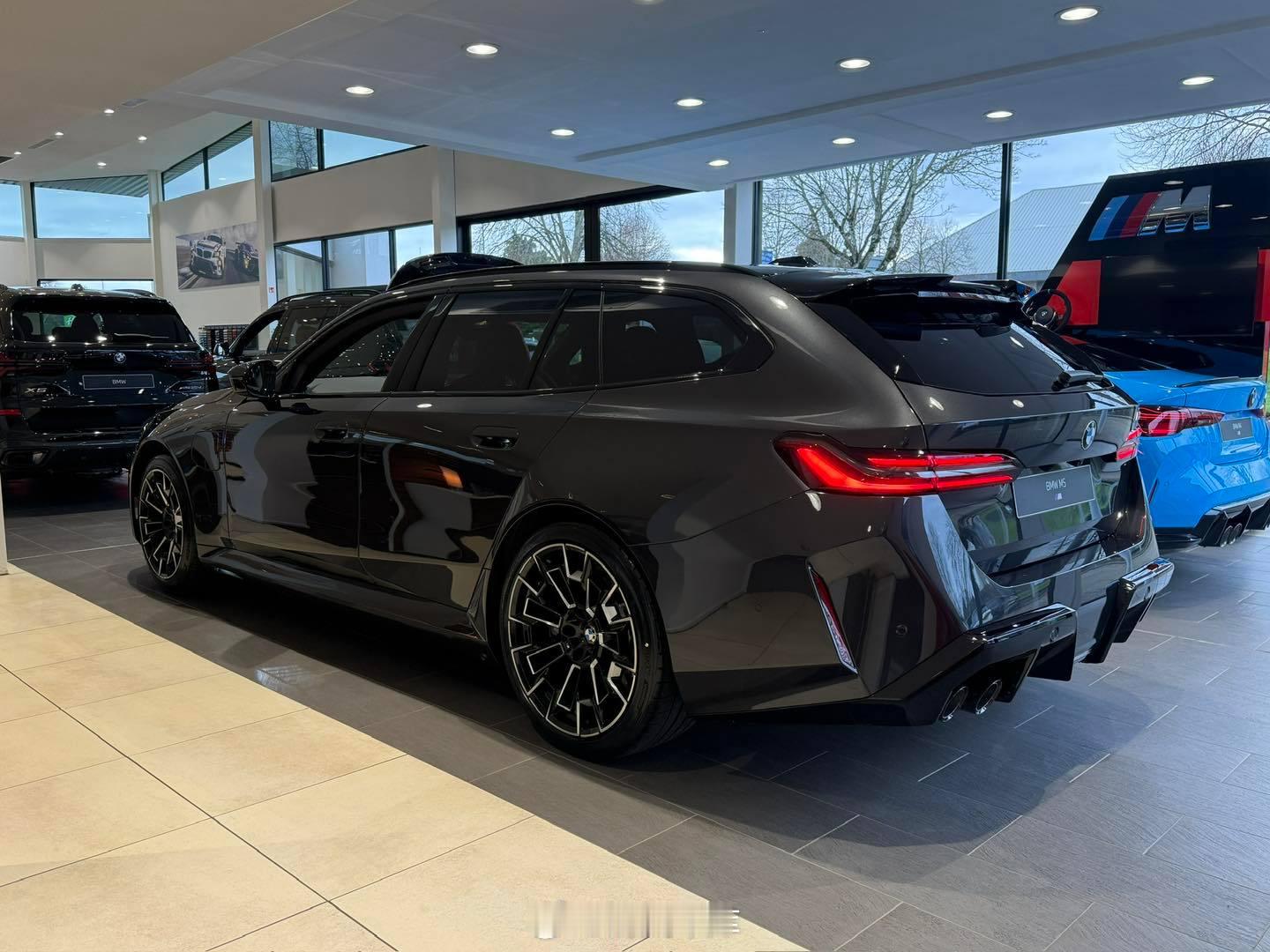 宝马M5 Touring神秘灰车漆+黑红双拼内饰 