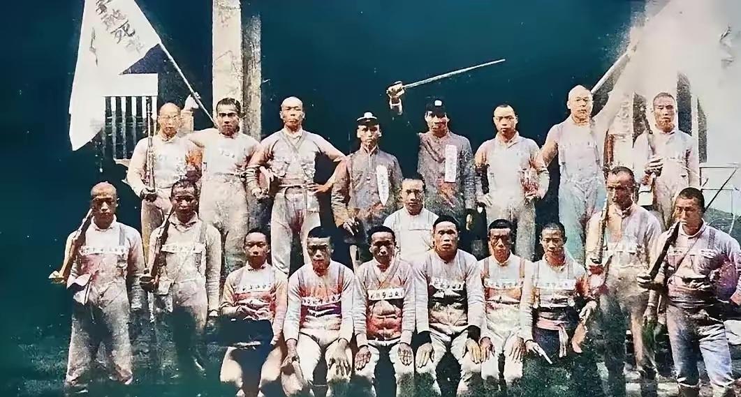 1911黄花岗敢死队留影：一群少年，以血肉换山河新生
 
1911年，黄花岗起义