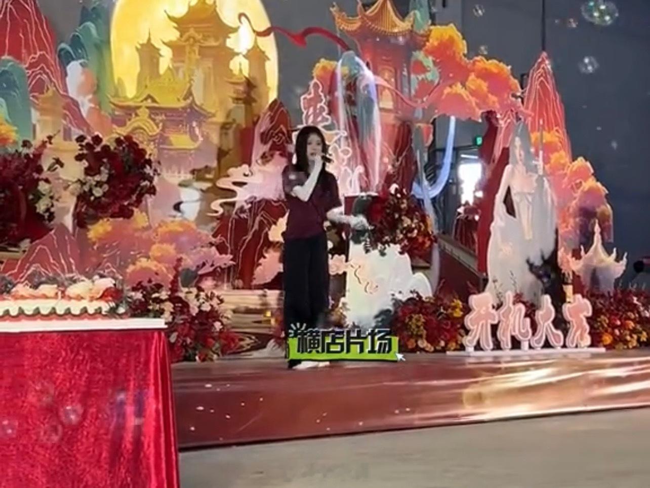 鞠婧祎被粉丝感动落泪 鞠婧祎《来战》今日开奖，这也是鞠婧祎出道以来的又一部古装剧
